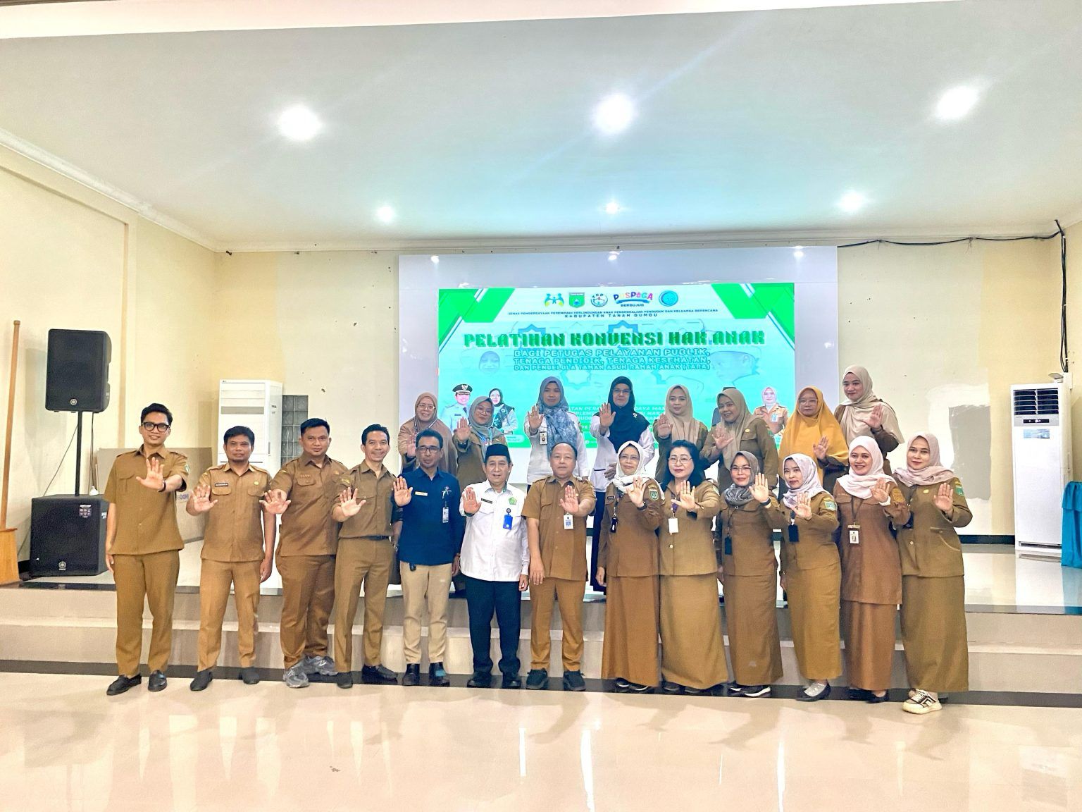 FOTO BERSAMA: Peserta Pelatihan Konvensi Hak Anak (KHA) berfoto bersama usai kegiatan di Gedung TP PKK Tanah Bumbu. Pelatihan ini bertujuan meningkatkan pemahaman layanan publik yang ramah anak.