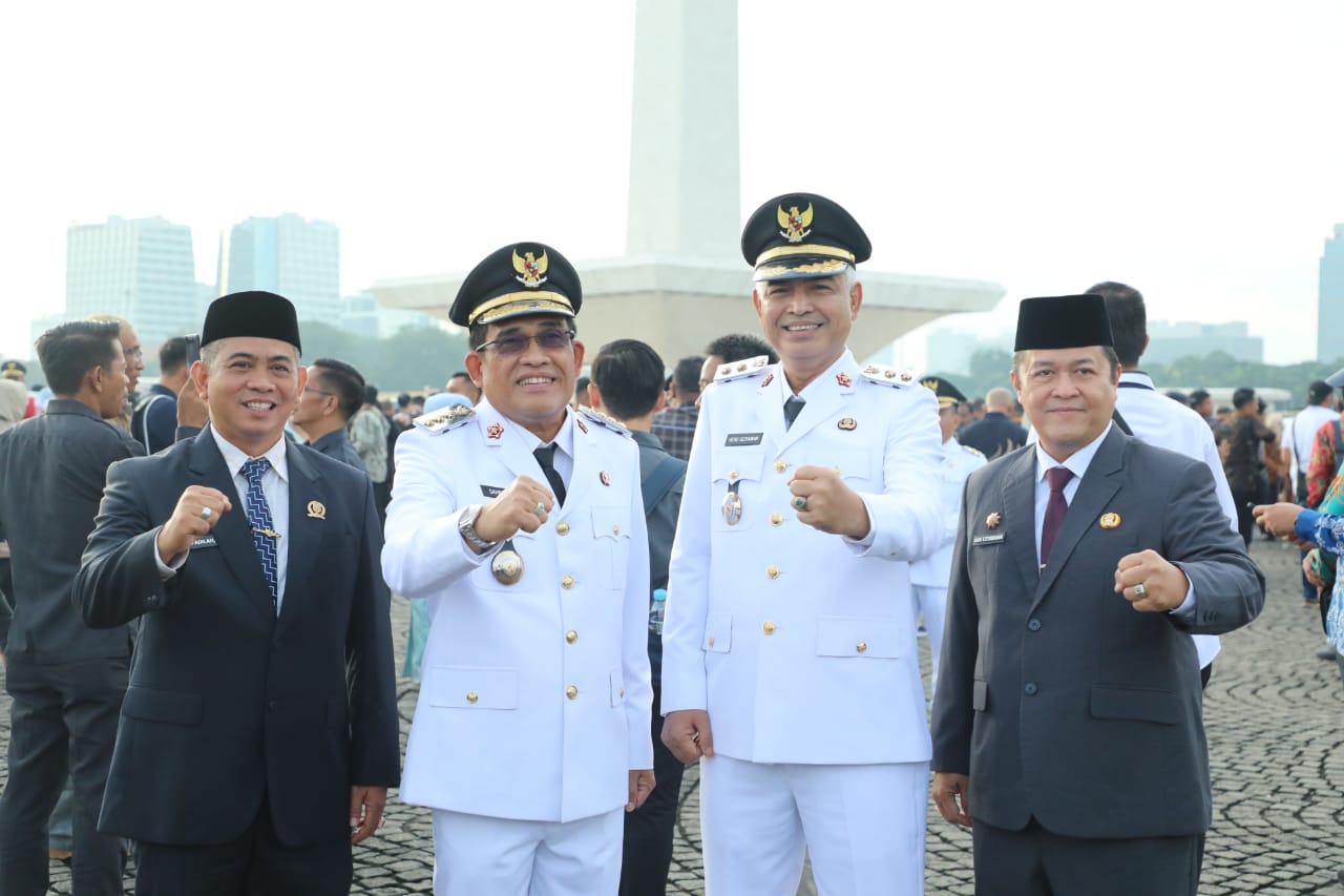 MOMEN BERSEJARAH: Bupati dan Wakil Bupati HSU terpilih sebelum menjalani prosesi pelantikan di Istana Negara, melakukan sesi foto bersama di Monas Jakarta.