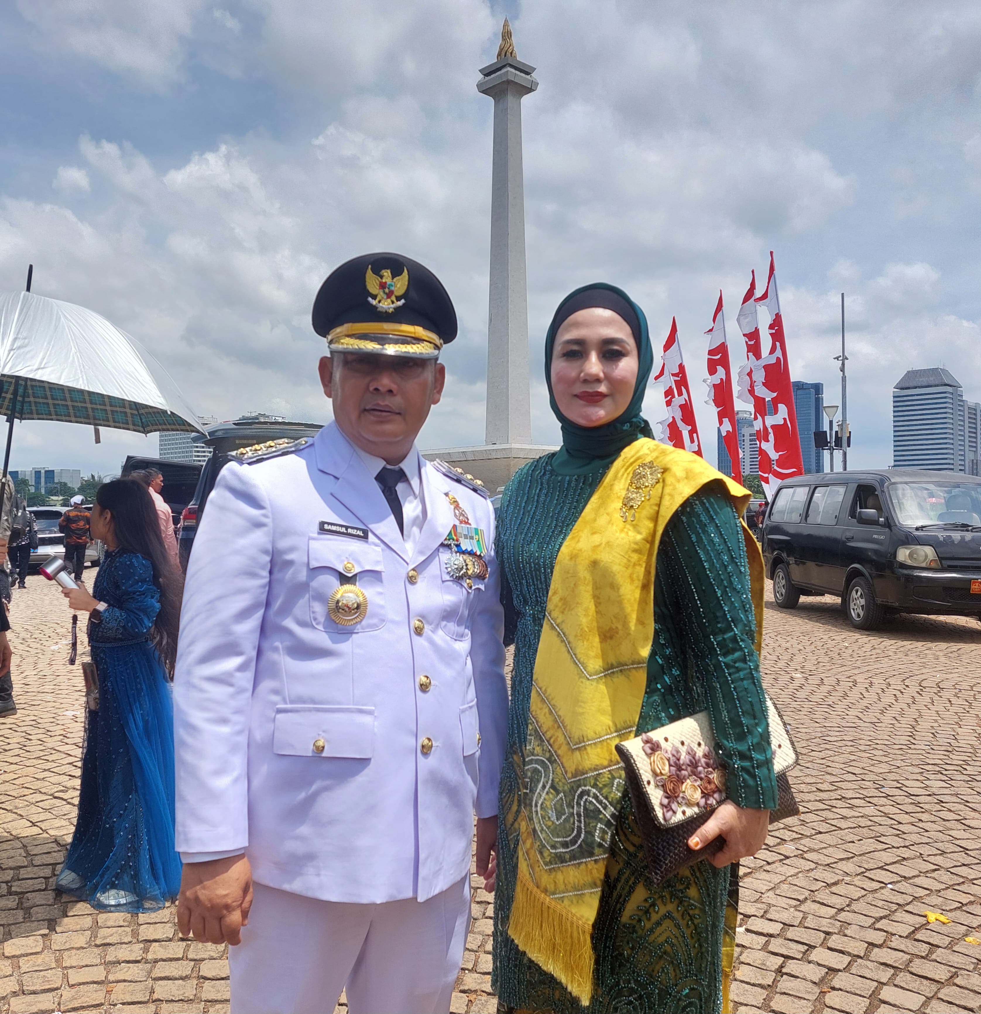 Bupati HST Samsul Rizal dan istrinya Deni Ira Yulianti yang juga anggota DPRD HST, di kawasan Monas Jakarta.