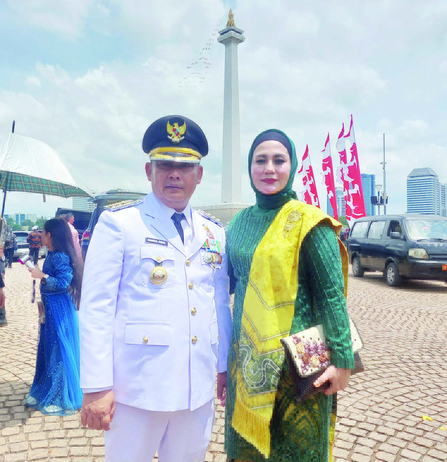 RESMI DILANTIK: Bupati HST, Samsul Rizal dan Istri, Deni Ira Yulianti berpose setelah acara pelantikan.