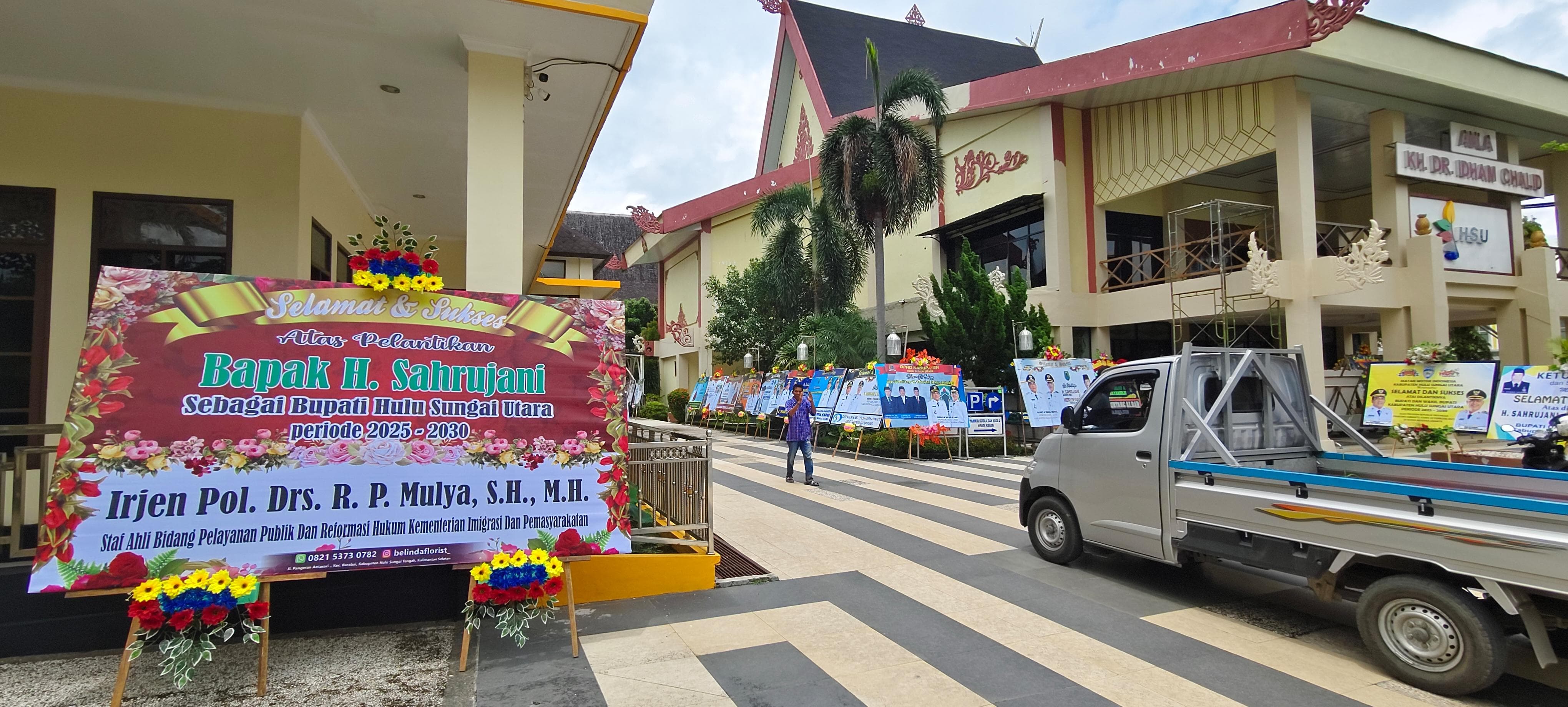 UCAPAN: Karangan bunga ucapan selamat untuk Bupati dan Wakil Bupati penuhi halaman rumah jabatan bupati di Jalan Norman Umar, Jumat (21/20/2025). (Foto: M.Akbar Radar Banjarmasin)