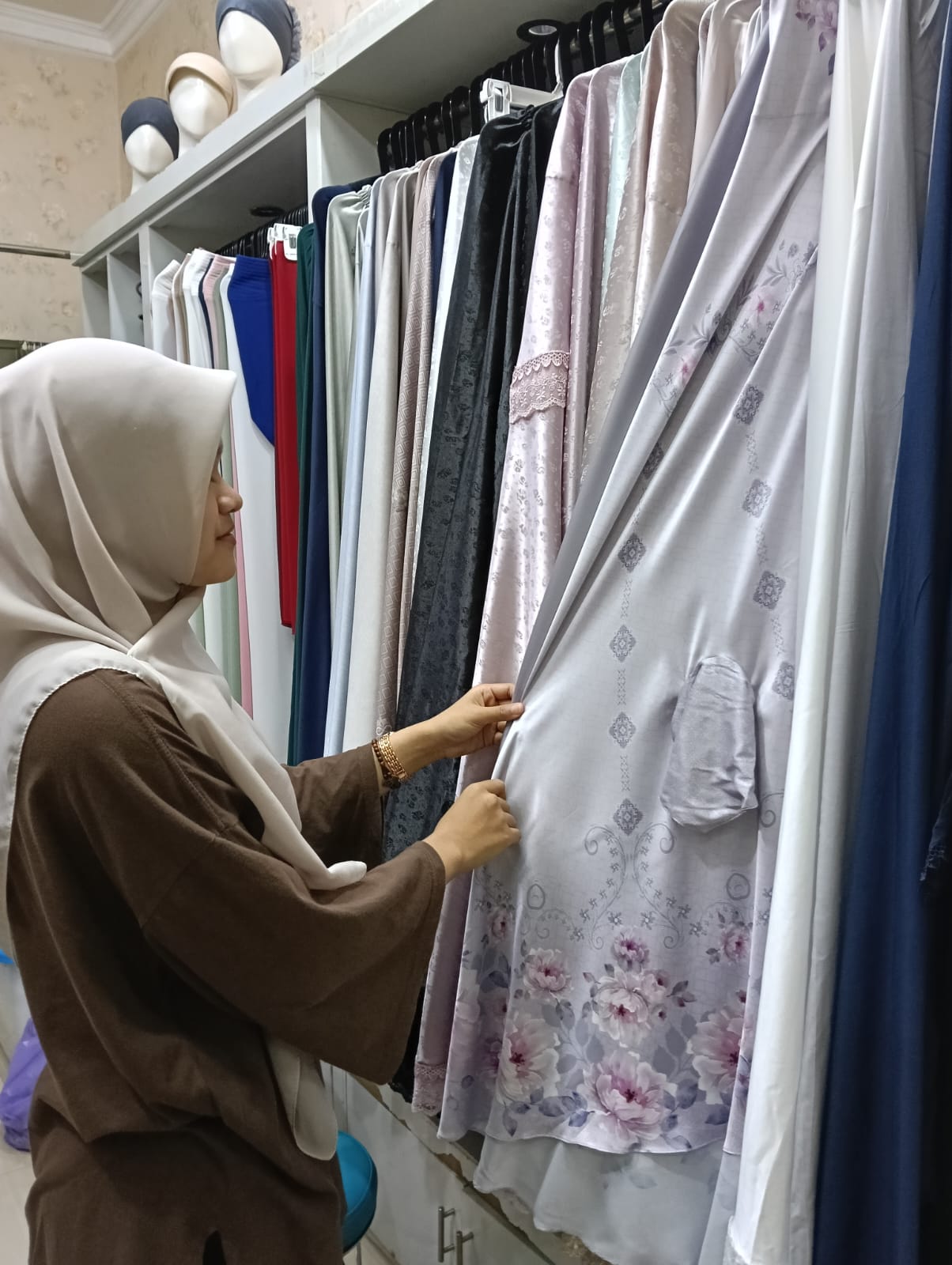 FAVORIT: Mukena slik dan katun jadi incaran kaum Hawa jelang Ramadan.(foto: Raudah Anisya/Radar Banjarmasin)