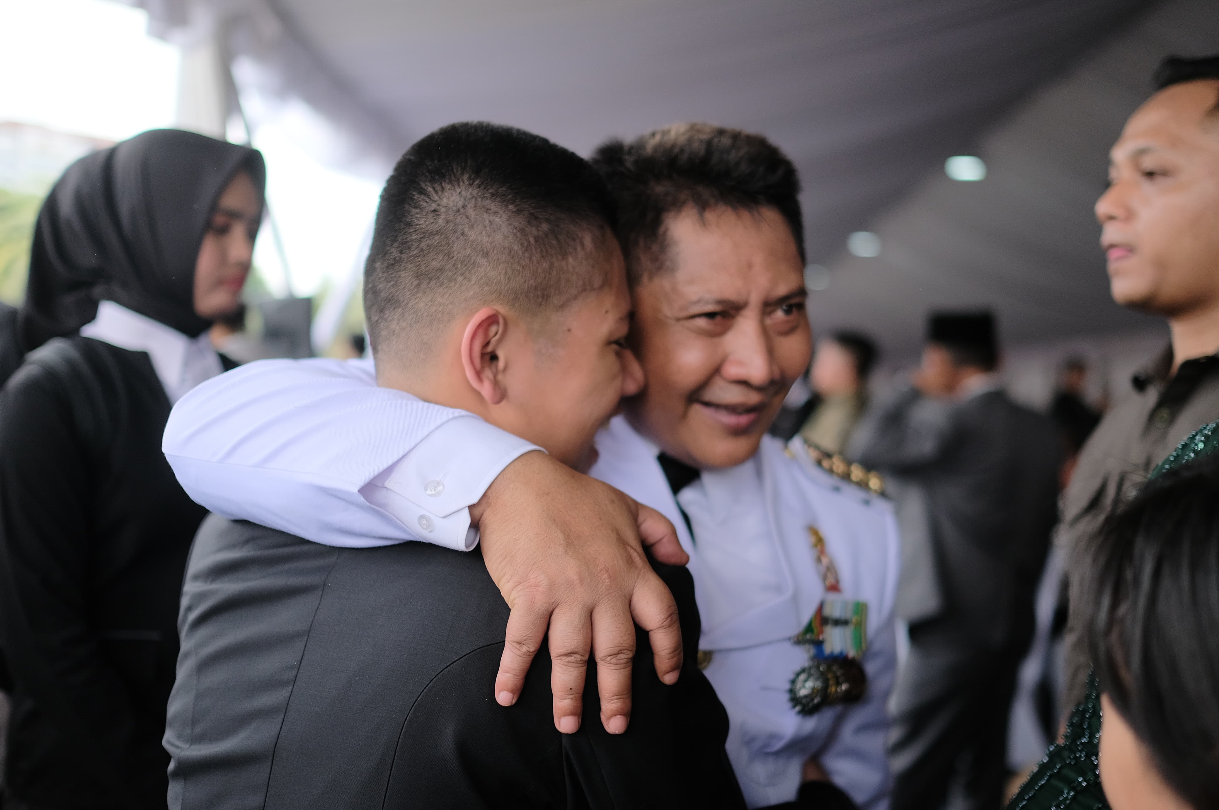 PELANTIKAN: Momen Bupati HST, Samsul Rizal bersama keluarga setelah dilantik Presiden Prabowo Subianto di Istana Negara, Kamis (20/2/2025). (Foto: Prokom untuk Radar Banjarmasin)