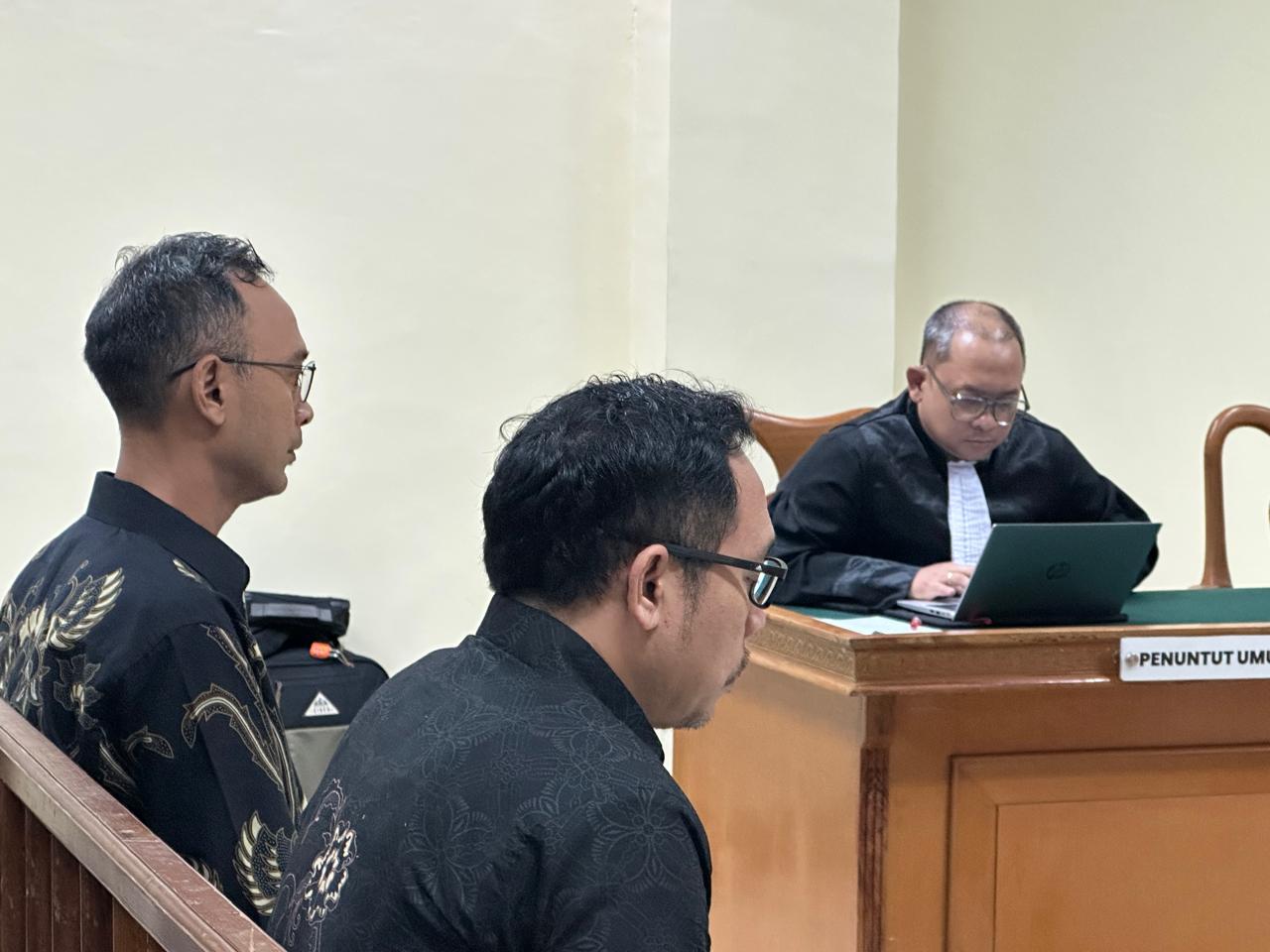 PEMBELAAN: Dua terdakwa pemberi suap di Dinas PUPR Kalsel, Sugeng Wahyudi dan Andi Susanto menyampaikan pembelaan, Kamis (20/2).
