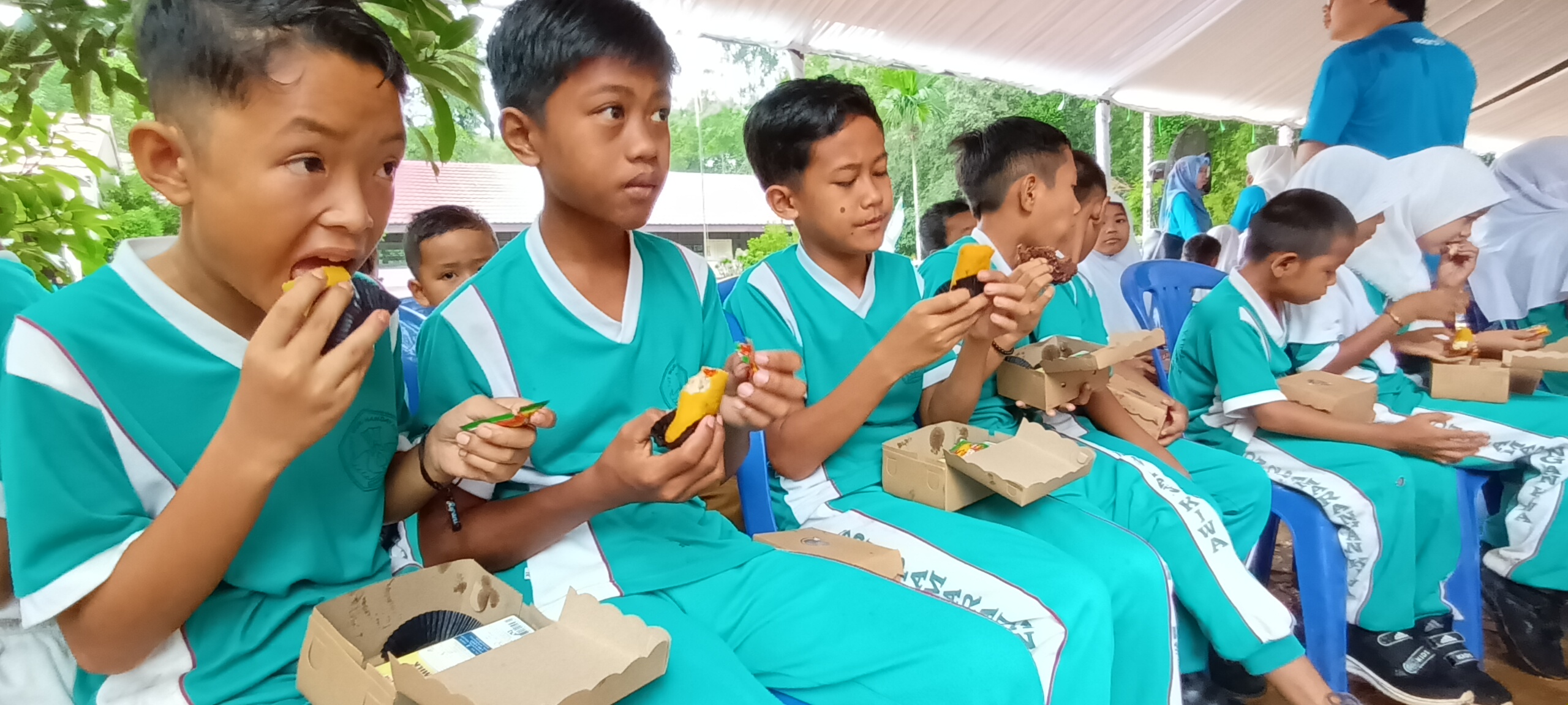SISWA: Para siswa SD di Tabalong saat berada di sekolah mereka. Ramadan kali ini mereka tetap diminta hadir ke sekolah.