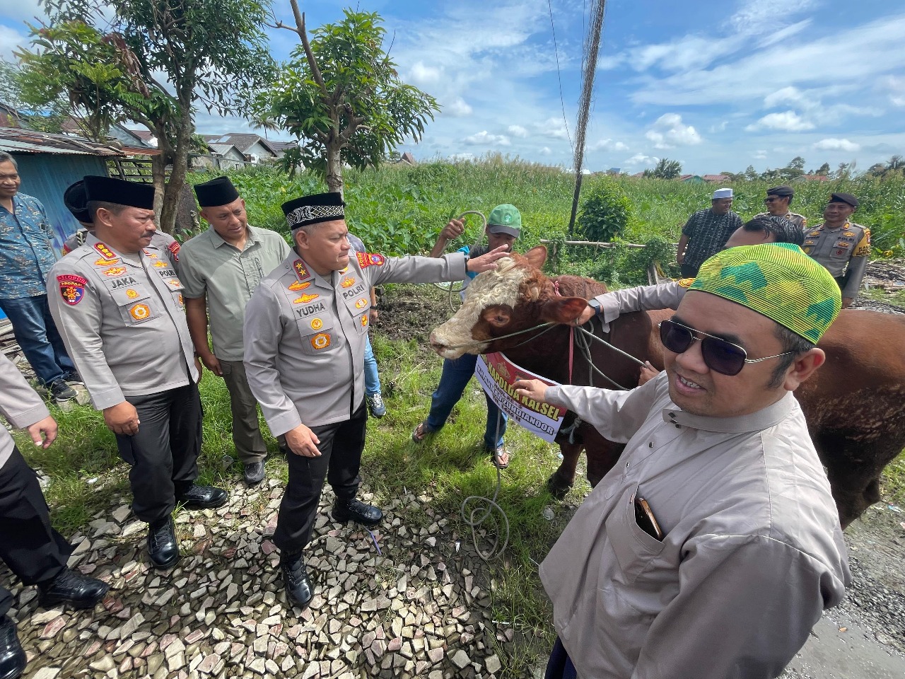 SUMBANG SAPI: Kapolda Kalsel, Irjen Pol Rusyanto Yudha Hermawan menyerahkan satu ekor sapi untuk pelaksanaan Haul KH Ahmad Zuhdian Noor atau Guru Zuhdi ke-5. Foto: