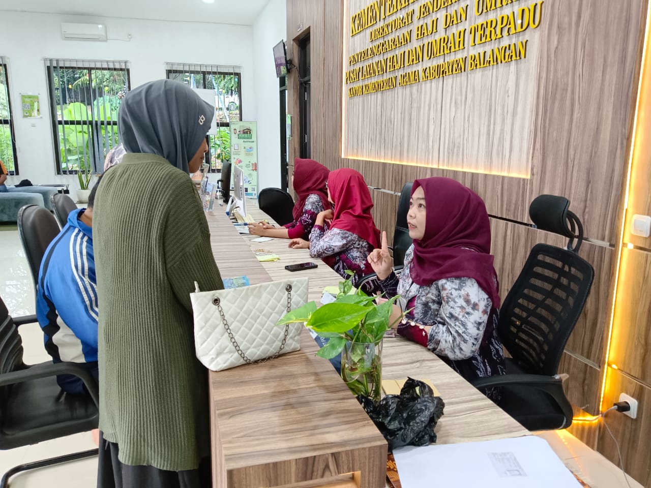 BAYAR: Jemaah haji Balangan melunasi Bipih di kantor Kemenag sebagai persiapan keberangkatan.