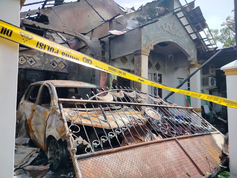 TERBAKAR: Rumah dan mobil milik korban Yuspitani yang habis terbakar dalam insiden Kamis (20/2) dini hari.