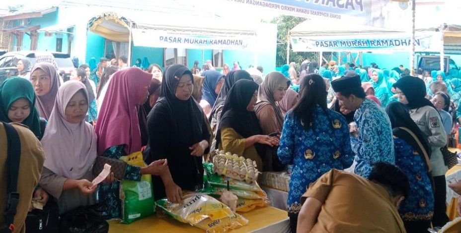 SERBA MURAH: Warga Tanah Bumbu antusias berbelanja di Gerakan Pangan Murah. (Foto: DKPP Tanah Bumbu untuk Radar)