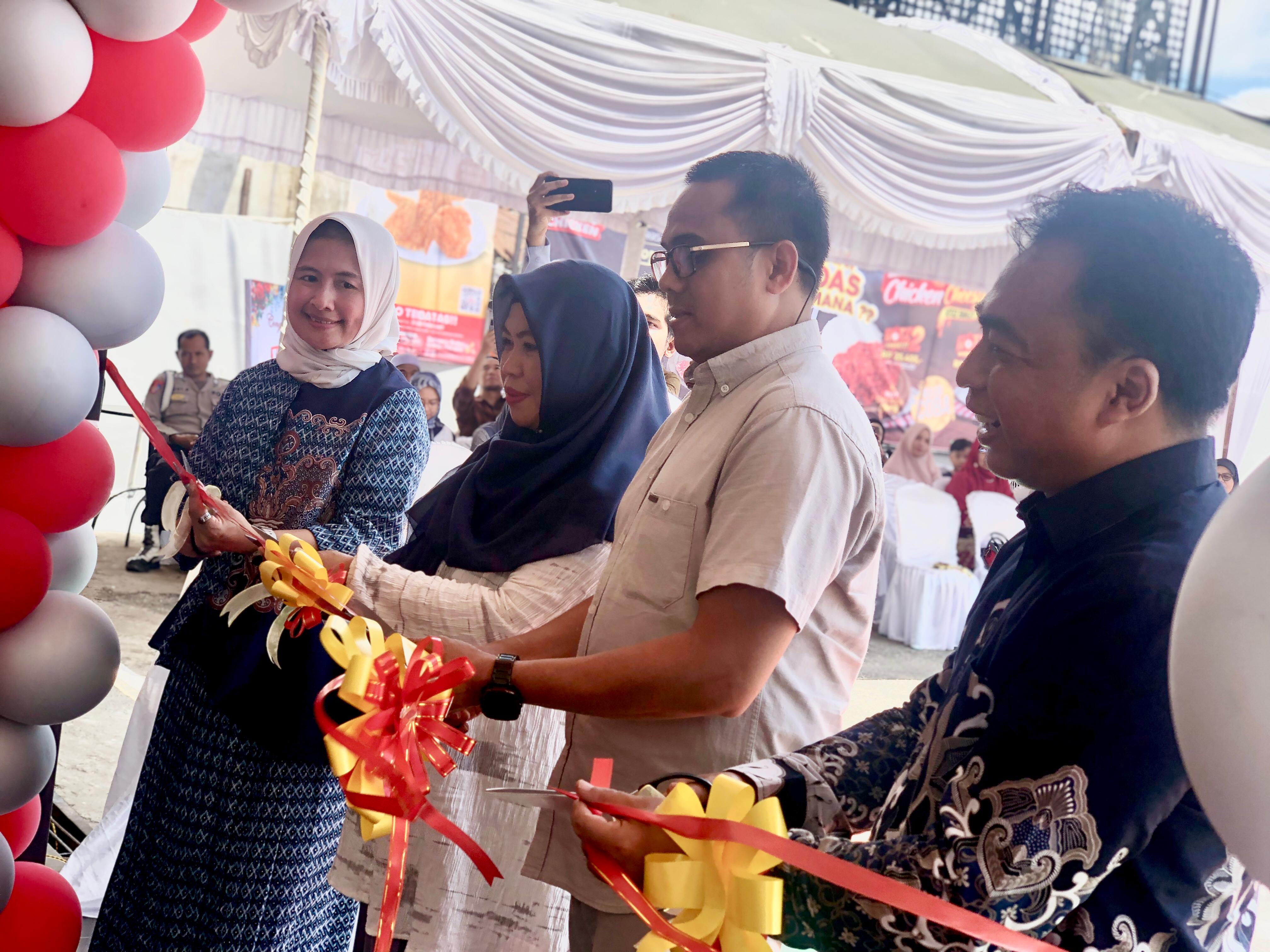 DIBUKA:Owner Hits Chicken Indonesia, Muhammad Said, memotong pita tanda dibukanya gerai ke-43 Hits Chicken Indonesia Banjarmasin, Sabtu (22/2/2025).(foto-foto:Tia Lalita Novitri/Radar Banjarmasin)