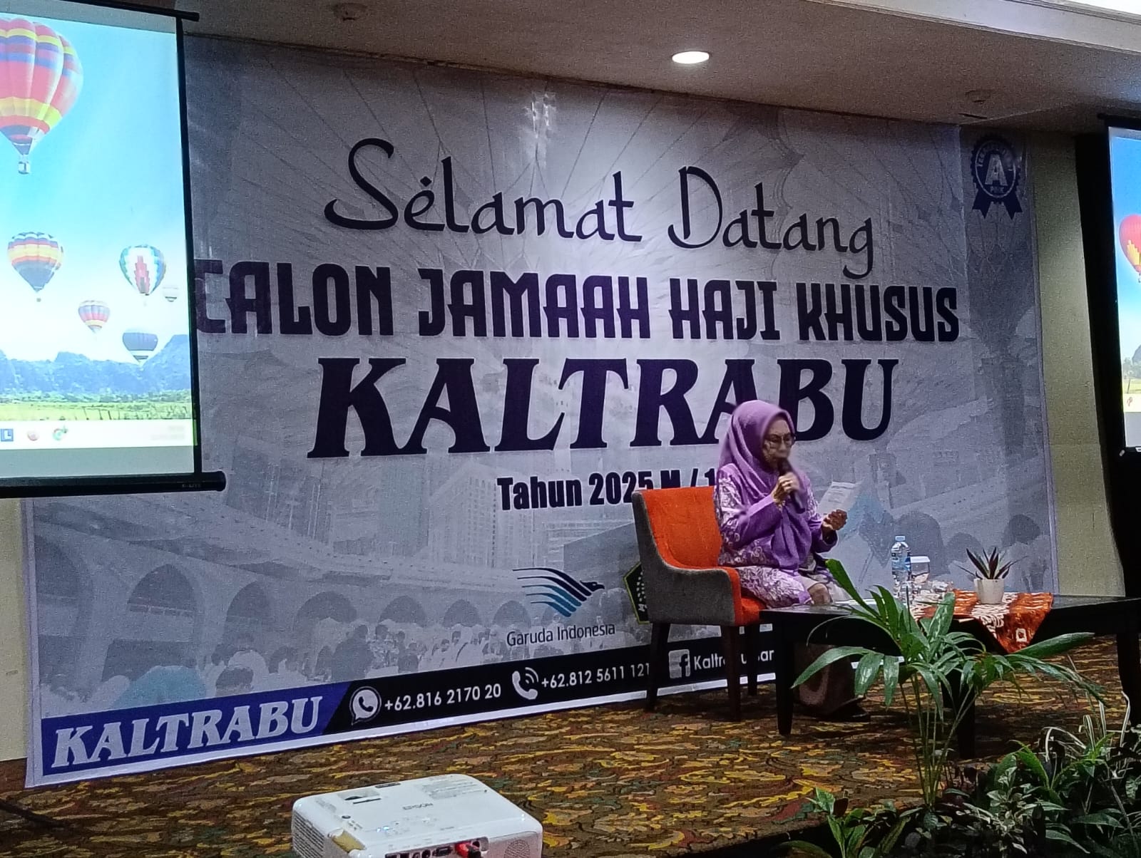 SAMBUTAN:Komisaris PT Kaltrabu Hj Marwiyah pada pertemuan Awal calon haji Kaltrabu di Swiss  Belhotel Borneo Banjarmasin, Sabtu (22/2/2025).(foto:Raudah Anisya/Radar Banjarmasin)