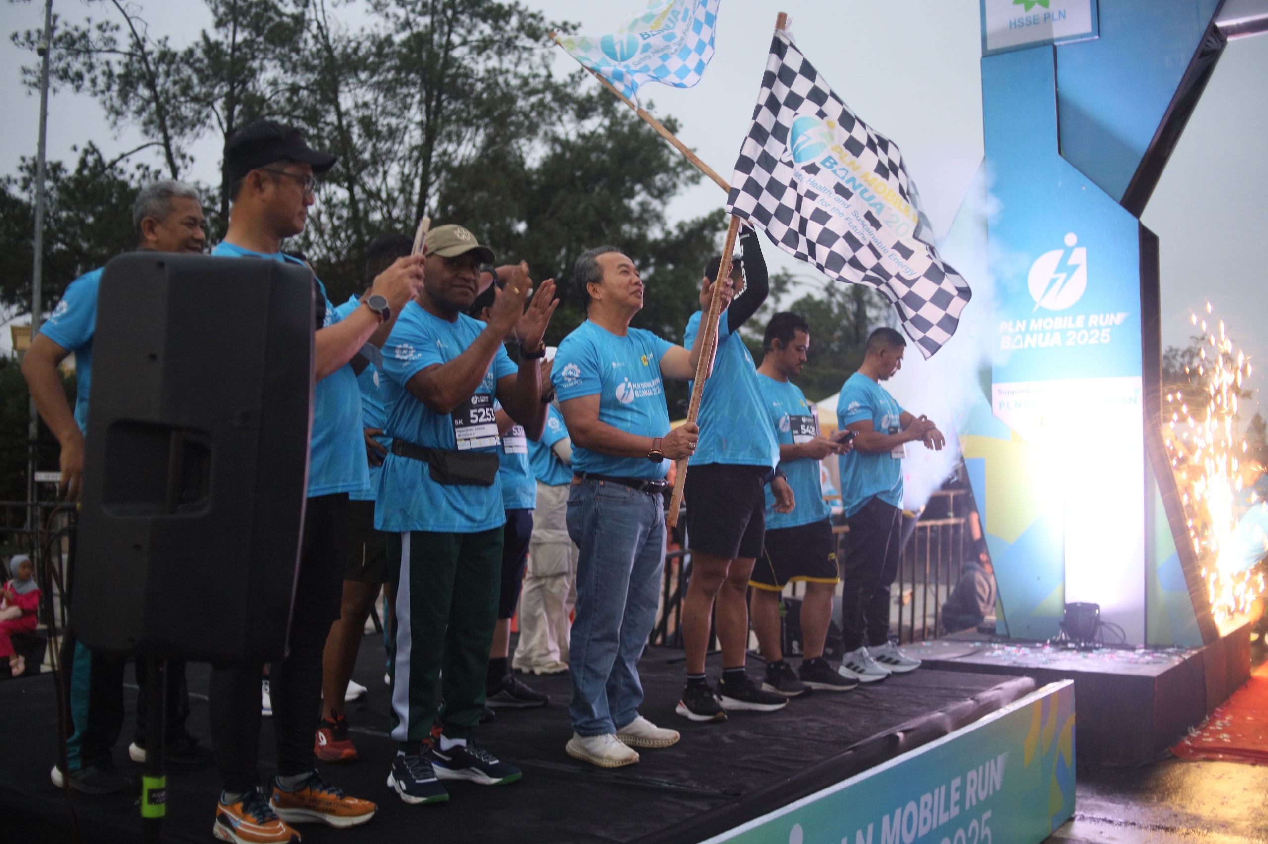 START: Plt Sekdaprov Kalsel, H Muhammad Syarifuddin didampingi oleh jajaran manajemen PLN UID Kalselteng dan undangan melepas peserta PLN Mobil Run 2025 di Banjarbaru, Sabtu (22/2/2025).(foto: PLN)