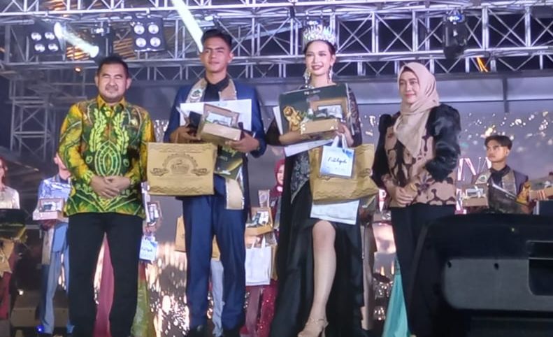 PEMENANG: Muhammad Misfullah dan Revina Rizkyta Fitri jadi pemenang ajang Pemilihan Putra Putri Parekraf Kotabaru 2025. (Foto: Disparpora Kotabaru)