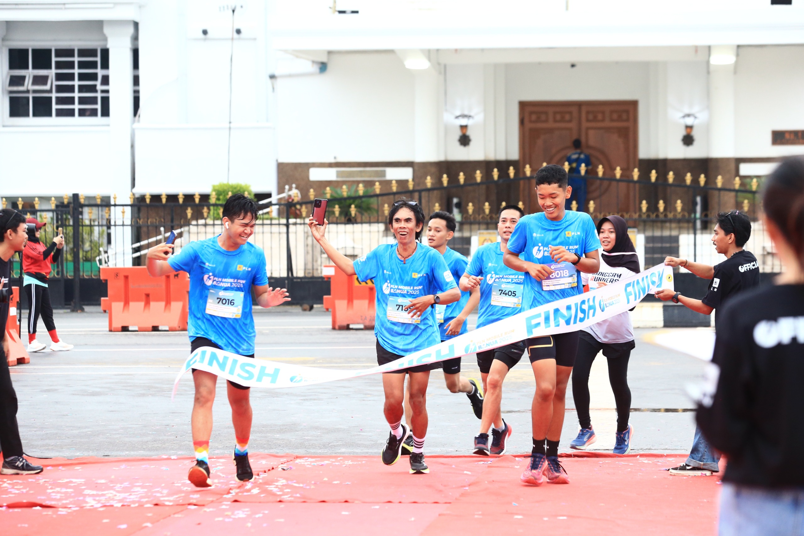 PESERTA: Keseruan para peserta PLN Mobile Run Banua 2025 yang berlangsung di Lapangan Murjani, Banjarbaru. (M Idris Jian Sidik)