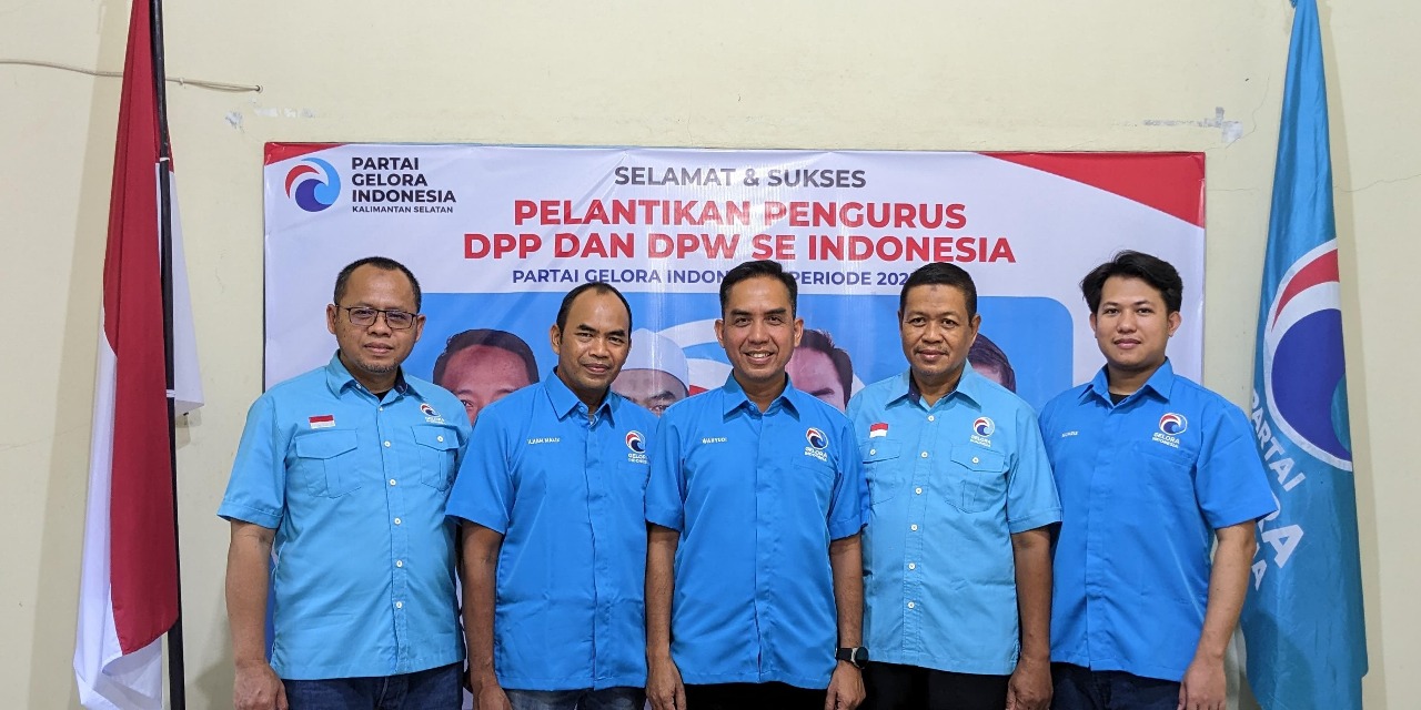 PENGURUS BARU: Wahyudi (tengah) menggantikan Riswandi sebagai Ketua DPW Partai Gelora Kalsel. (Partai Gelora Kalsel untuk Radar Banjarmasin)