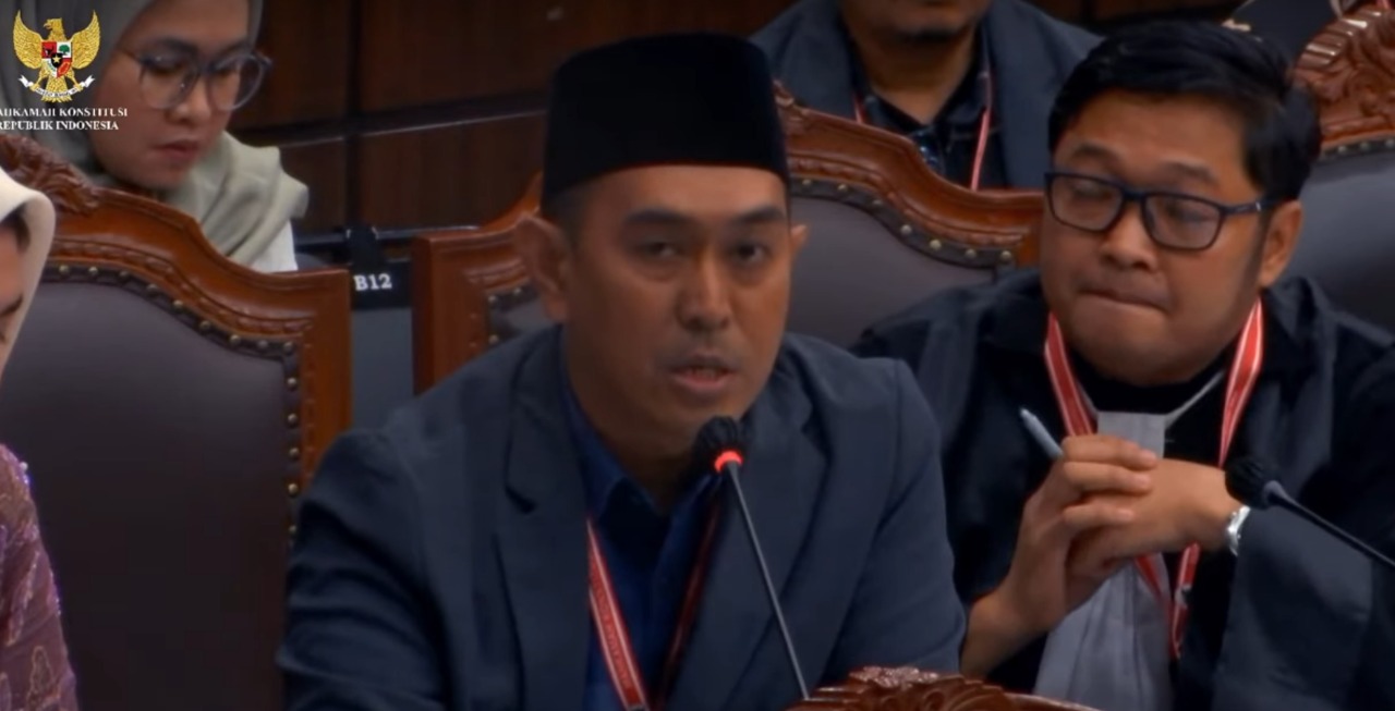 SIDANG MK: Ketua KPU Banjarbaru, Dahtiar saat memberi penjelasan di sidang Mahkamah Konstitusi. (Foto: tangkapan layar)