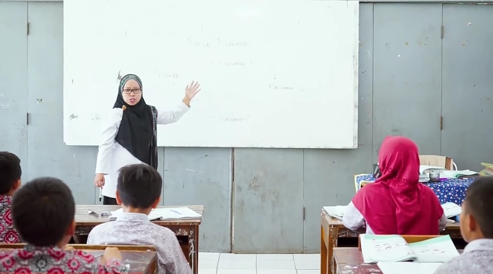 MENGAJAR: Seorang guru sedang mengajar di dalam kelas. (Foto: Puslapdik Kemdikdasmen)