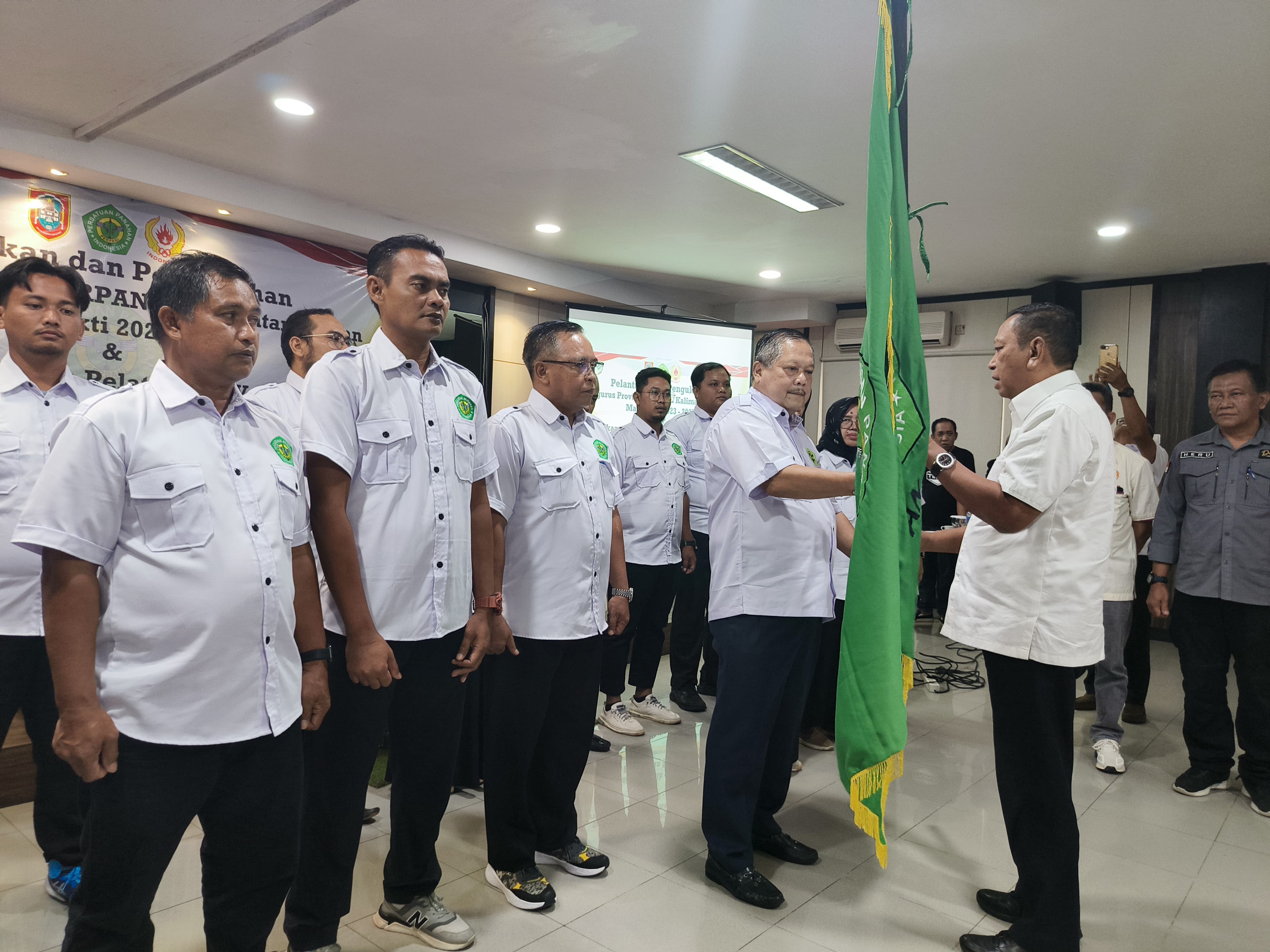 SERAHKAN BENDERA: Pengurus Provinsi Persatuan Panahan Indonesia (PERPANI) Kalimantan Selatan masa Bakti 2023-2027 resmi dilantik dan dikukuhkan di Banjarmasin, Minggu (23/2/2025). (M Idris Jian Sidik)