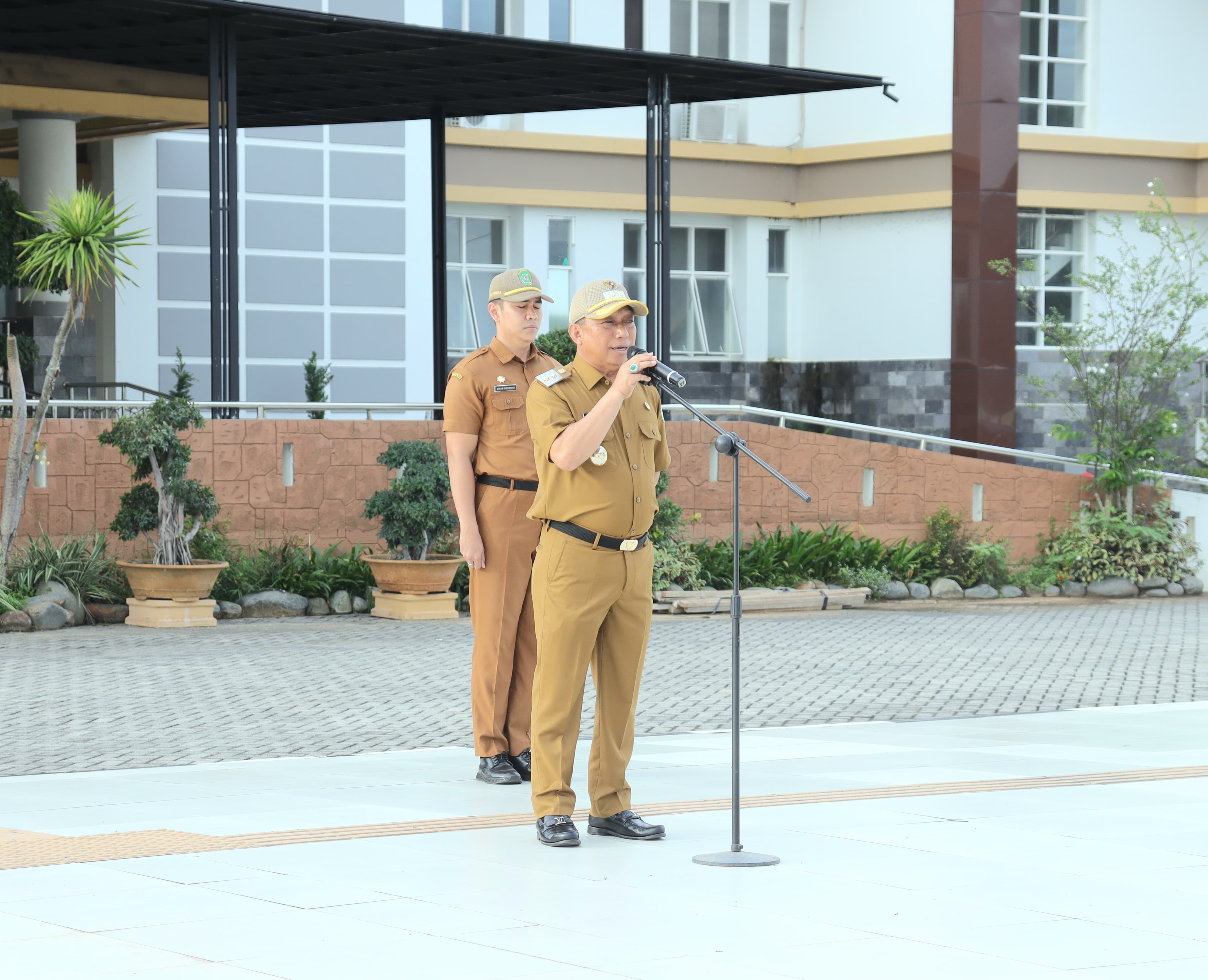 PIMPIN APEL: Wakil Bupati Tapin H Juanda menyampaikan arahan pertama saat memimpin apel. Foto Prokopim Setda Tapin