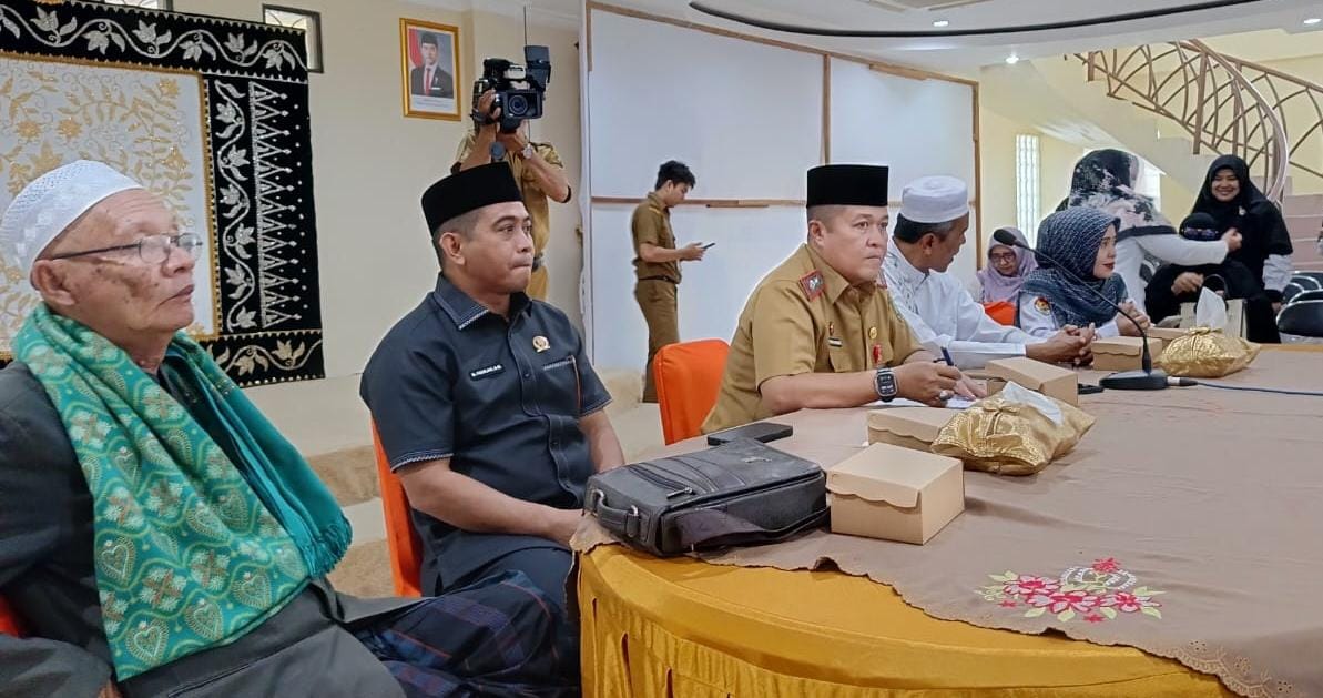 MOMEN:Sekda HSU, Adi Lesmana membuka kegiatan silaturahmi bersama ratusan alim ulama Kota Amuntai, di Mes Negara Dipa, Senin (24/2/2025).(Foto:Prokopim Setda HSU)
