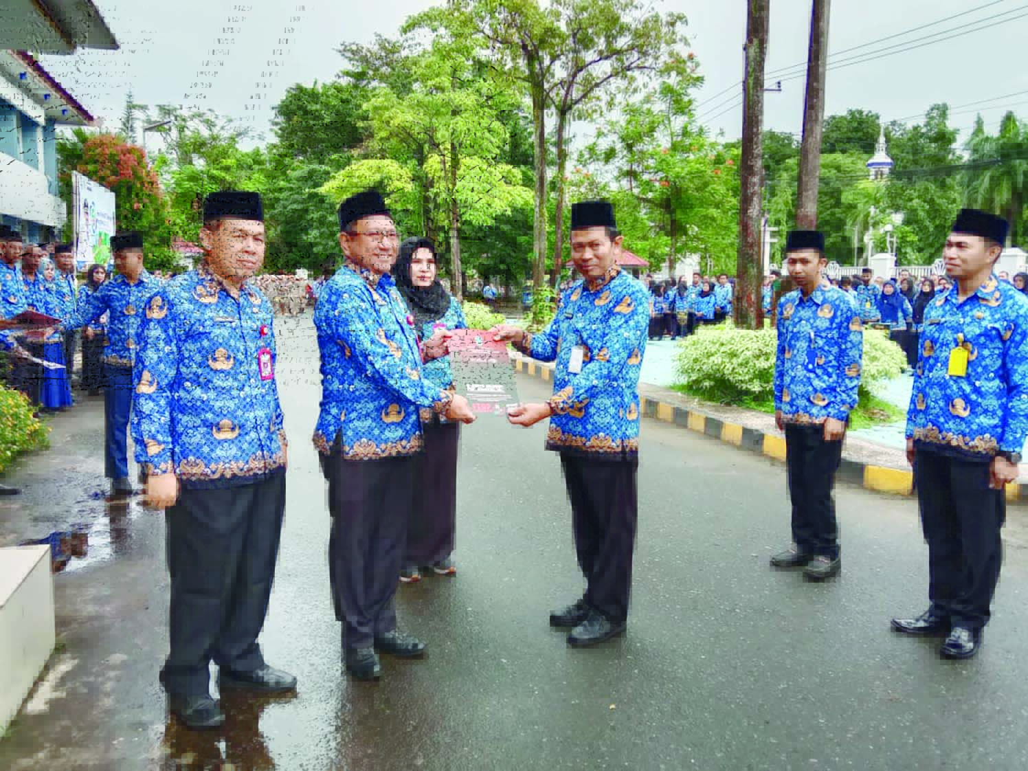 APRESIASI: Sekda Banjar HM Hilman menyerahkan piagam penghargaan kepada Kepala Bakesbangpol Kabupaten Banjar. (MC BANJAR UNTUK RADAR BANJARMASIN)