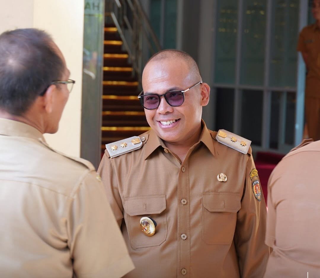 Wakil Bupati HST, Gusti Rosyadi Elmi saat memimpin apel ASN di halaman perkantoran pemkab.