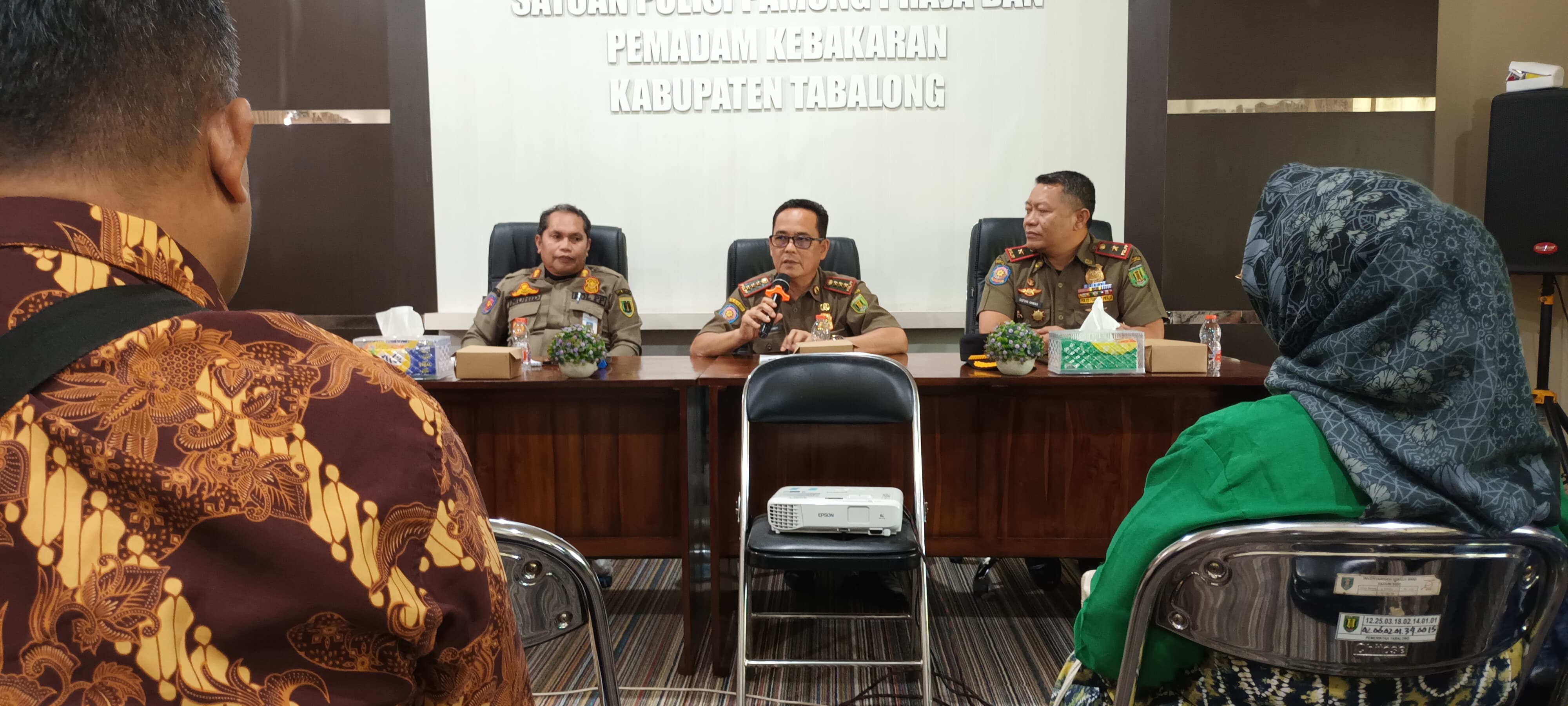 SOSIALISASI ATURAN RAMADAN : Kasatpol PP dan Damkar Tabalong, Tazeriyanor menyampaikan aturan berjualan makanan di bulan Ramadan.
