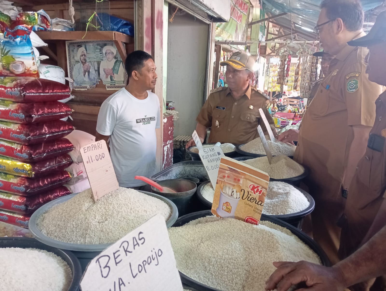BERKELILING: Wakil Bupati Tapin H Juanda menanyai pedagang beras yang berjualan di Pasar Keraton.