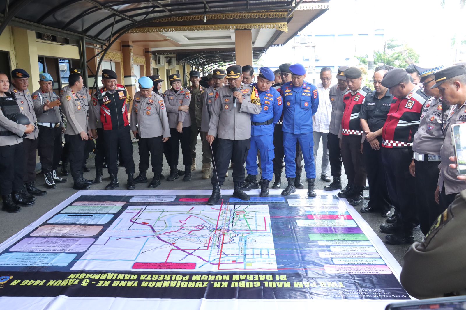 KOORDINASI:Kabag Ops Polresta Banjarmasin Kompol I Made Subagja memaparkan titik-titik pengamanan demi kelancaran kegiatan Haul ke-5 Guru Zuhdi./Polresta untuk Radar bjm