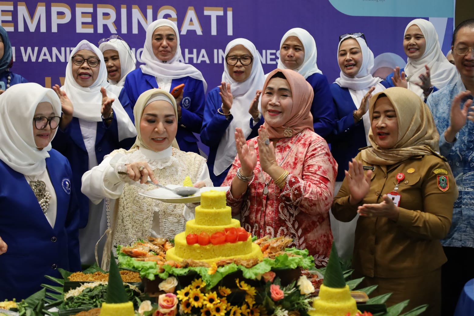 POTONG TUMPENG: Ketua TP-PKK Kalsel Hj Fathul Jannah menghadiri HUT ke-50 IWAPI di Aula RS Ciputra Mitra Hospital.