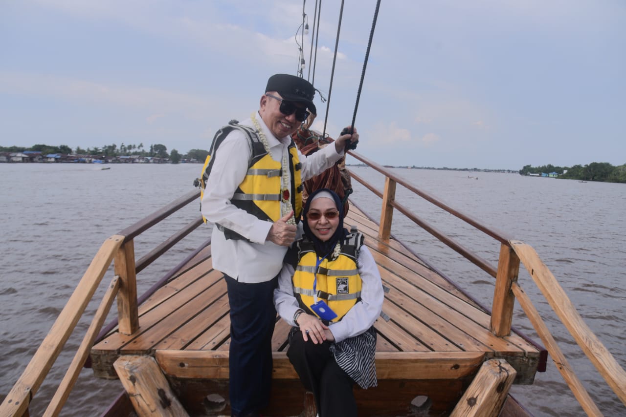SUSURI SUNGAI BARITO: Gubernur Kalsel H Muhidin dan Ketua TP-PKK Kalsel Hj Fathul Jannah melakukan perjalanan perdana menumpang Barito River Cruise.