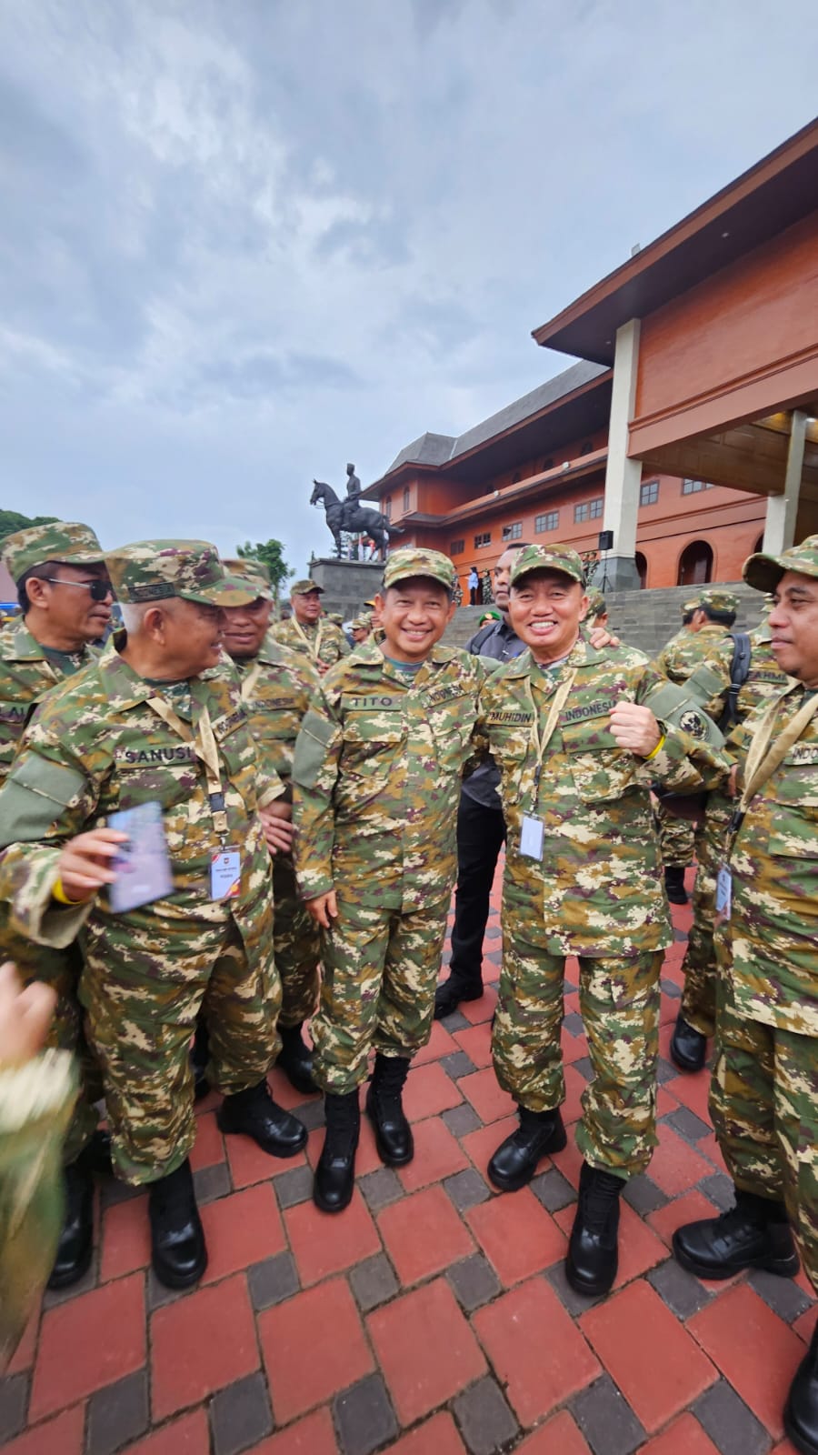 DIRANGKUL: Gubernur Kalsel H Muhidin bersama Mendagri Tito Karnavian mengikuti hari pertama pembekalan kepala daerah di Akmil Magelang.