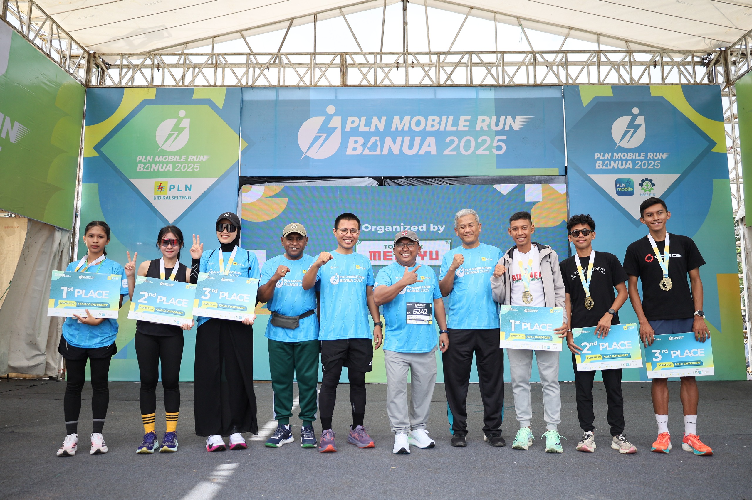 SPORTIF:Foto bersama para juara PLN Mobile Run Banua 2025 dengan manajemen PLN UID Kalselteng.(foto-foto:PLN UID Kalselteng untuk Radar Banjarmasin)