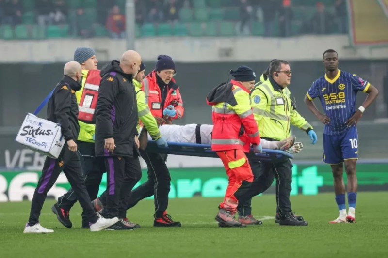 DITANDU: Penyerang Fiorentina Moise Kean ditandu keluar lapangan dan dibawa ke rumah sakit usai benturan di kepalanya, Minggu (23/2).