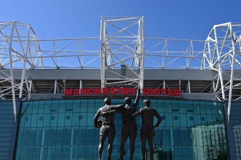 OLD TRAFFORD: Patung United Trinity (Denis Law, George Best, dan Sir Bobby Charlton) berdiri tegak di luar Old Trafford, kandang Manchester United.
