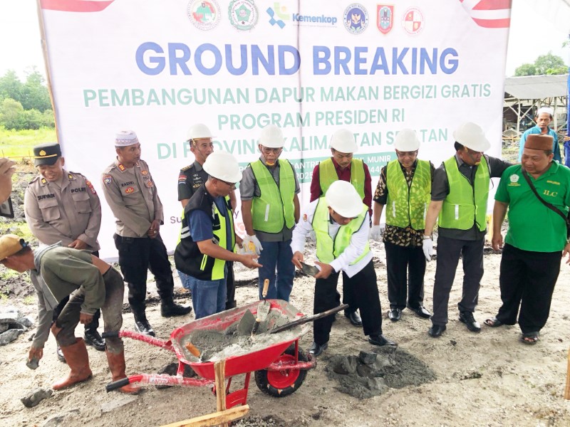 PEMBANGUNAN: Peletakan batu pertama pembangunan dapur umum makan bergizi gratis oleh Induk Koperasi Pondok Pesantren (Inkopontren) di Ponpes Misbahul Munir Banjarbaru, Selasa (25/2).