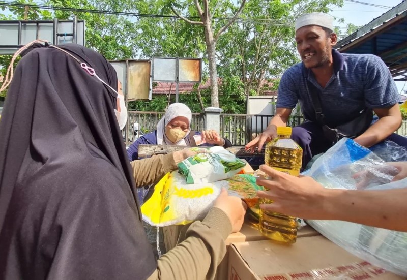 PASAR MURAH: Warga Banjarmasin membeli bahan pangan murah dalam operasi pasar beberapa Waktu lalu.