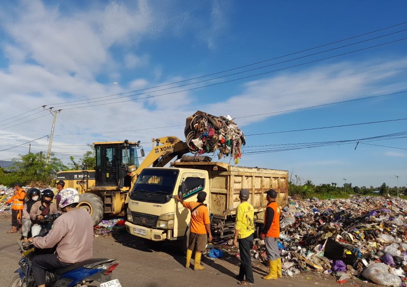 DIBERSIHKAN: Armada Dinas Lingkungan Hidup Banjarmasin mengangkut tumpukan sampah di Jalan Wali Kota Ibnu Sina, Selasa (25/2).