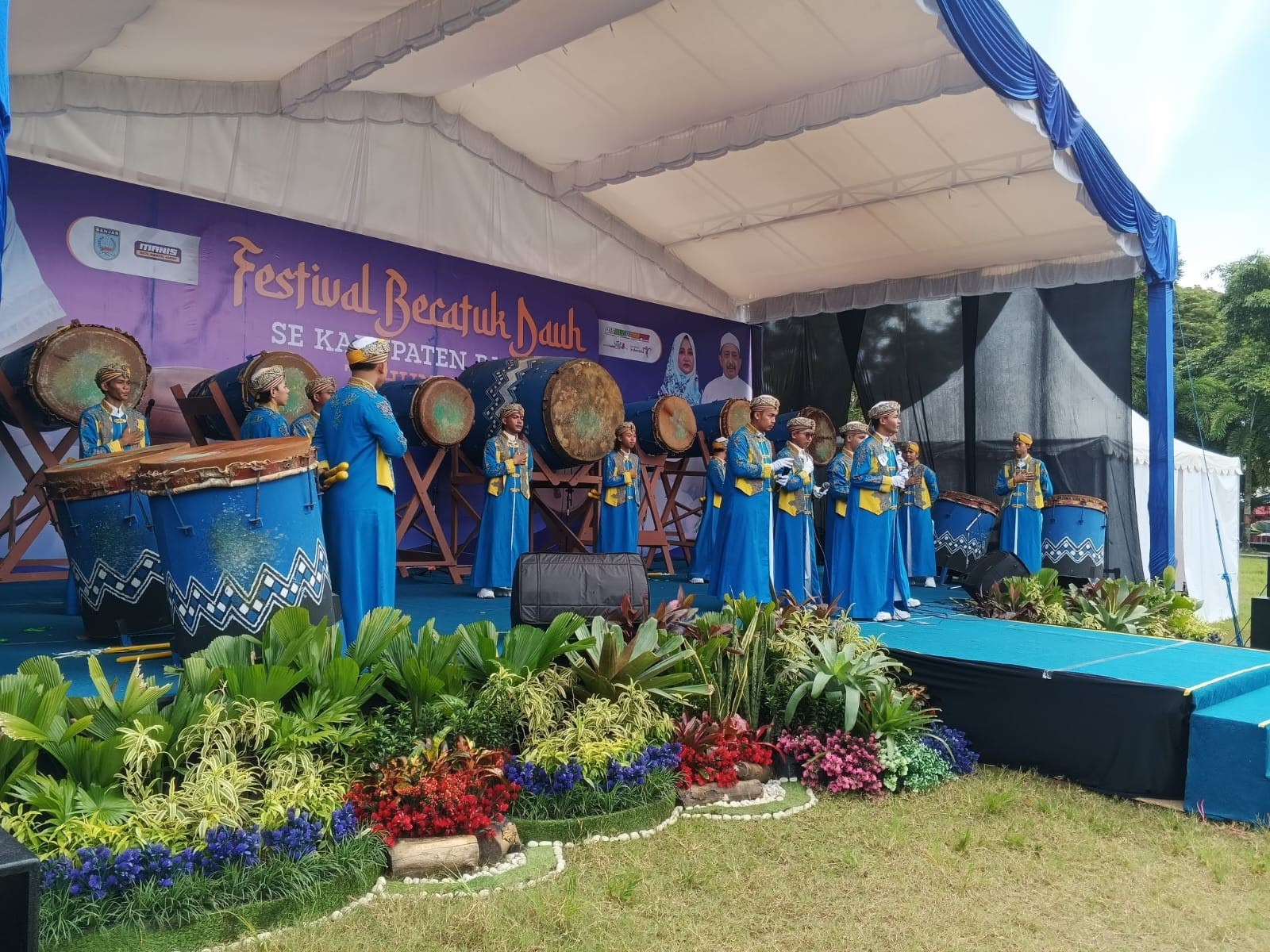 TAMPIL: Salah satu tim Becatuk Dauh dari Desa Mekar, Martapura Timur tampil apik dalam festival Becatuk Dauh.