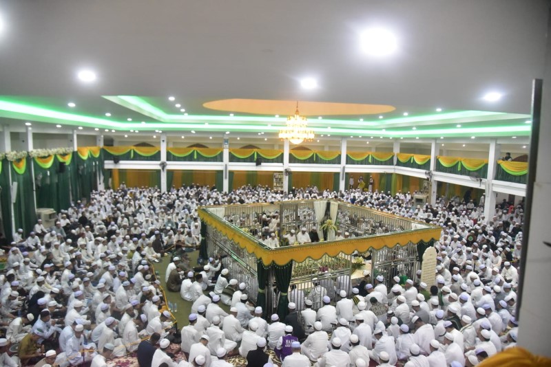 Ratusan ribu jemaah menghadiri haul Guru Zuhdi, tadi malam.