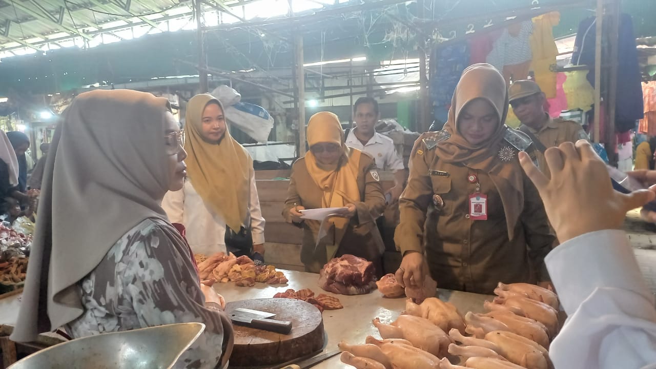 SIDAK: Jajaran DKUMPP Banjar saat turun lapangan memantau harga bapokting dan ketersediaan jelang Ramadan. (Info publik Banjar)
