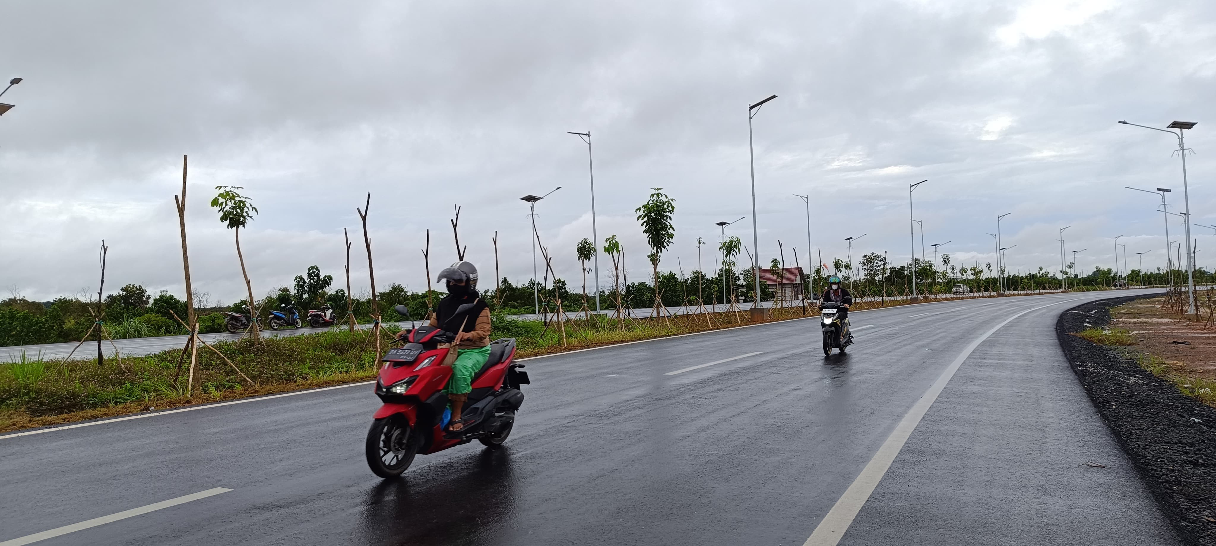 TUNTUT HAK: Salah satu proyek di kawasan Jalan Bandara Syamsudin Noor yang sudah rampung dikerjakan vendor, namun belum dibayar hingga sekarang.(foto:Tatas Dwi Utama untuk Radar Banjarmasin)