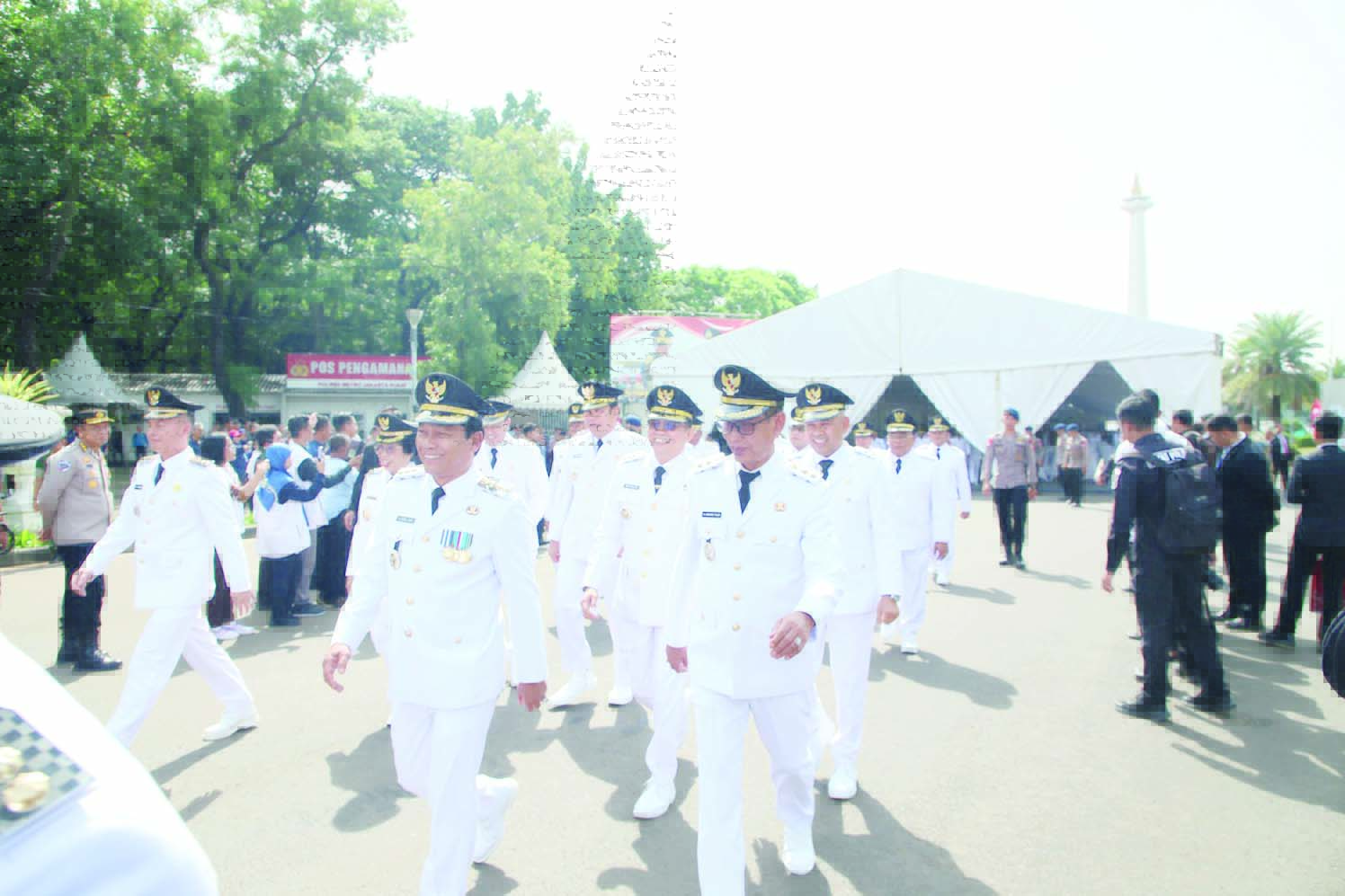 PELANTIKAN: Bupati Balangan, Abdul Hadi bersama Wakil Bupati Balangan, Akhmad Fauzi menuju lokasi pelantikan kepala daerah di Istana Negara, Jakarta.