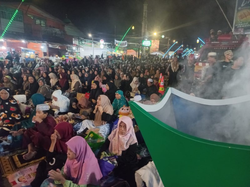 DI JALANAN: Ratusan ribu jemaah memadati ruas jalan untuk menghadiri haul Guru Zuhdi, tadi malam.