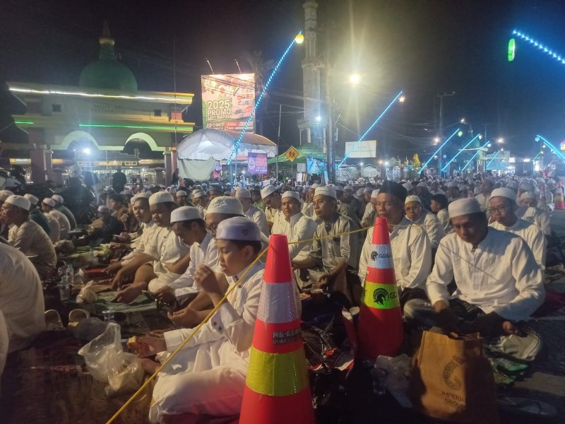 DI JALANAN: Ratusan ribu jemaah memadati ruas jalan untuk menghadiri haul Guru Zuhdi, tadi malam.