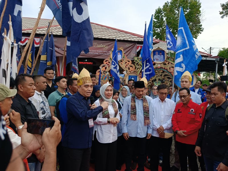 Paslon Lisa-Wartono diiringi partai koalisi saat mendaftar ke KPU Banjarbaru pada pilkada 2024 lalu.