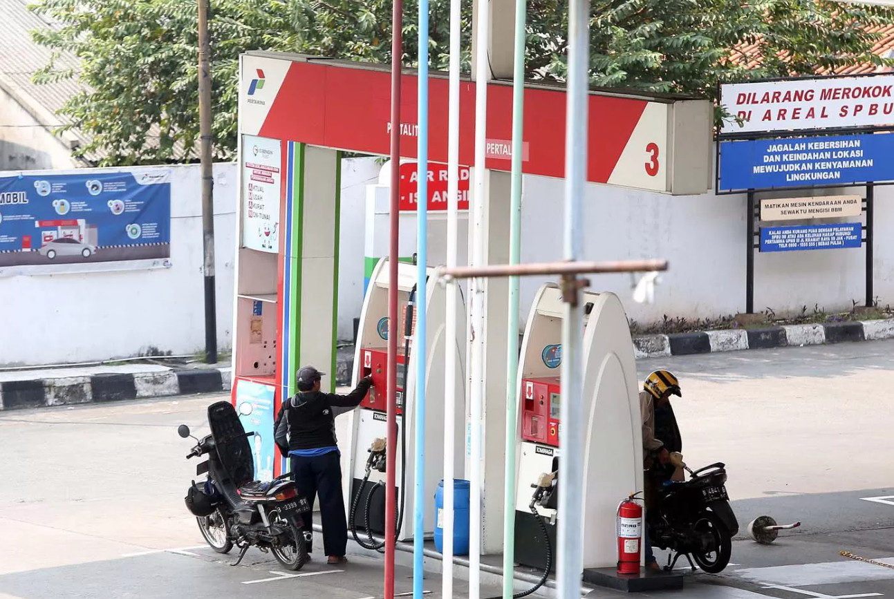 POM BENSIN: Ilustrasi warga mengisi BBM di SPBU Pertamina.
