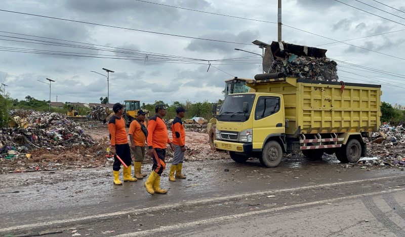 BELUM TUNTAS: Proses penutupan dan pembersihan dua TPS liar yang ditutup Pemko Banjarmasin, Rabu (26/2).