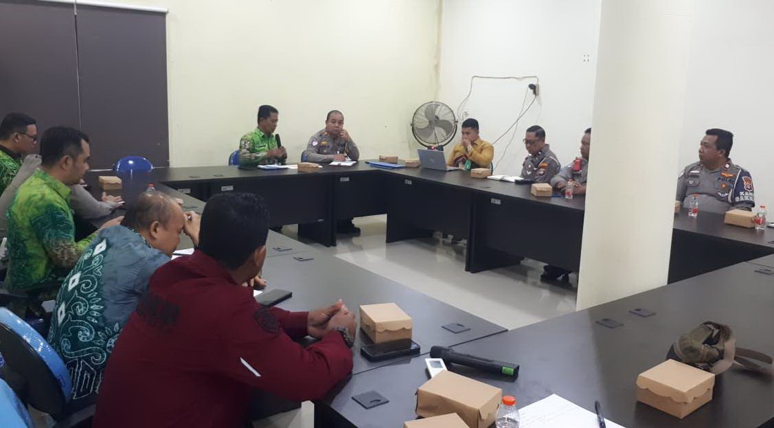 BAHAS ISU TERKINI: Rakor Forum LLAJ perdana di tahun 2025 di ruang rapat Dishub Balangan, Kamis (6/2).