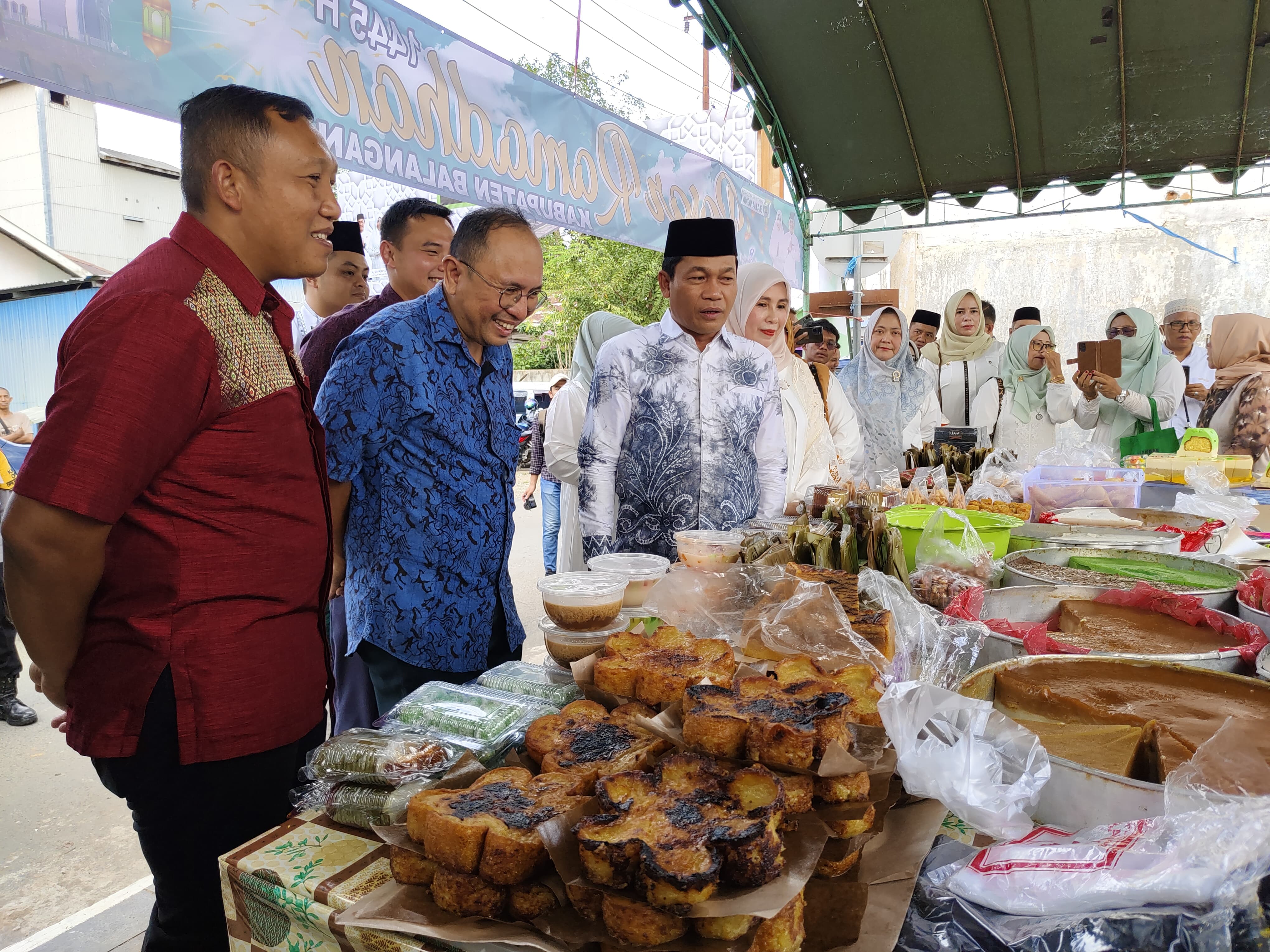 PASAR RAMADHAN: Bupati Balangan Abdul Hadi meninjau Pasar Ramadhan tahun 2024 lalu.